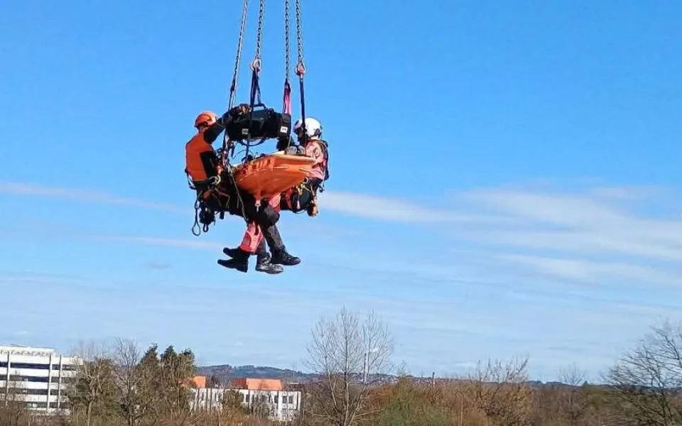 VIDEO: K transportu zraněného dělníka v Českých Budějovicích záchranáři využili stavební jeřáb