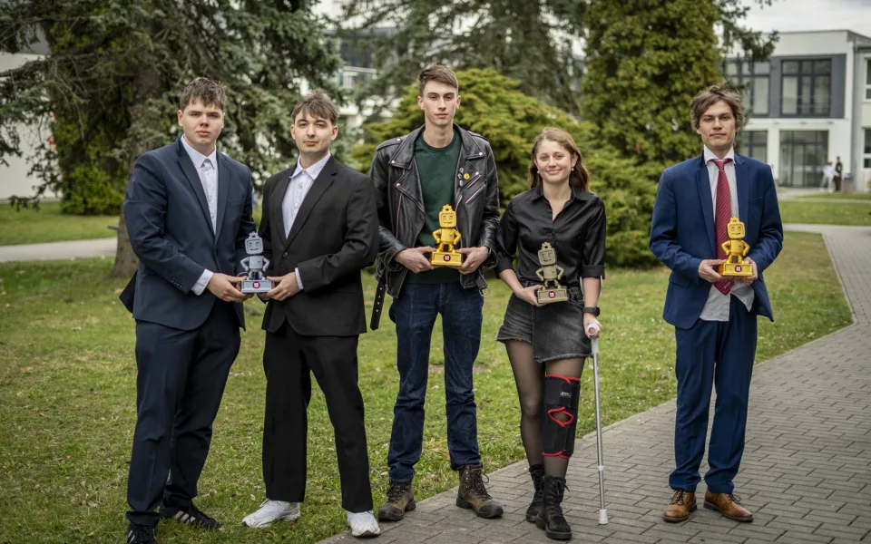 Vodíkový motor, robot i štípač na dříví. Na VŠTE soutěžili mladí talenti