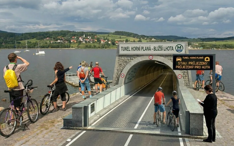 Tunel pod Lipnem a metro pod Hradcem. Jihočeské radnice se humoru nebojí