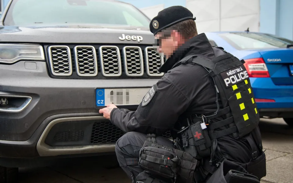 Strážníci přitvrdí. Dlužníkům v Budějovicích sundají registrační značky