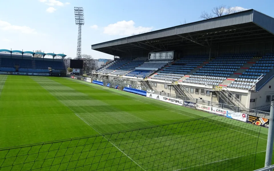 Muž v Budějcích chtěl skočit z osvětlení stadionu, čin mu rozmluvila policie