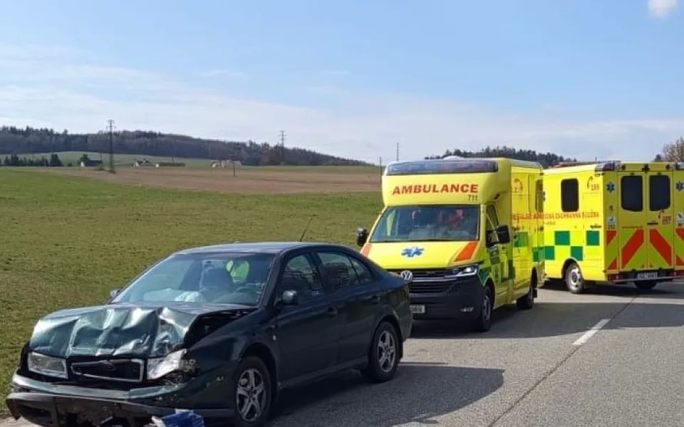 Čelní střet na Písecku uzavřel frekventovanou silnici. Zranilo pět lidí