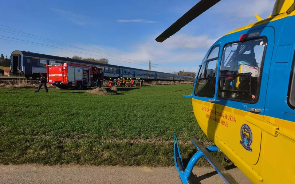 Vlak na Českokrumlovsku smetl auto, jeho řidič na místě zemřel