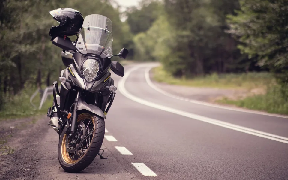 Motorkář se vysekal u Chvalešovic, spolujezdkyni vrtulník převezl v kritickém stavu