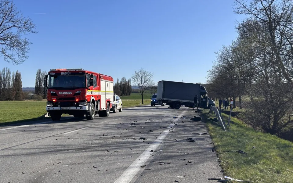 Závažná nehoda dodávky s osobním uzavřela silnici u Vodňan