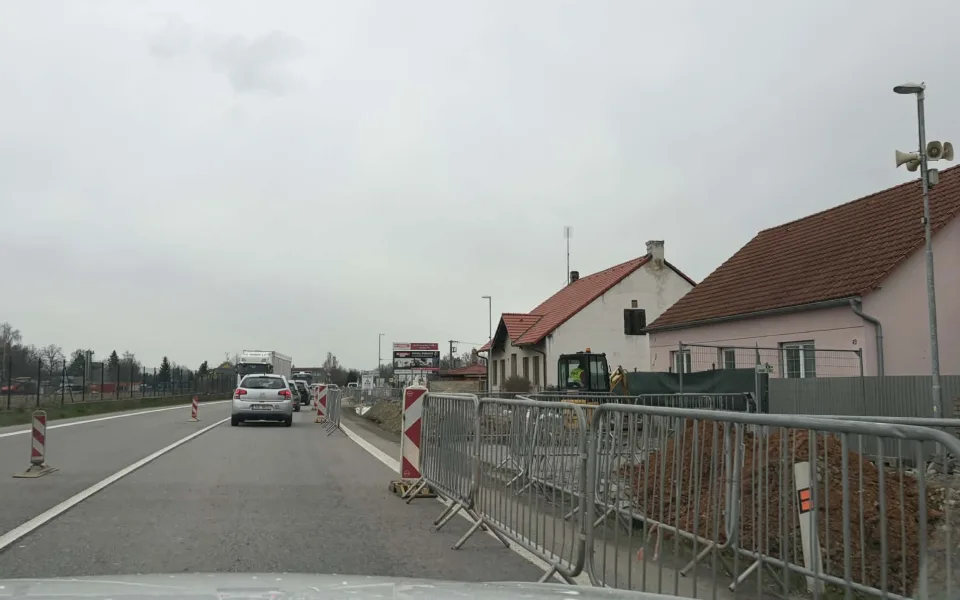 Výstavba křižovatky u letiště omezí dopravu v Plané, provoz bude řízen kyvadlově