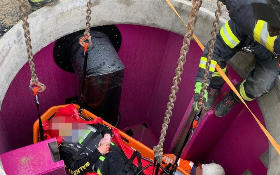 Dělník na stavbě dálnice D3 spadl do jímky, vážně si poranil hlavu