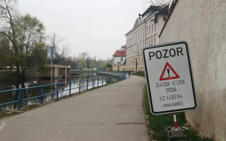 Uvolněné kameny a rozpadající se zeď. Stezka podél Slepého ramene se uzavře