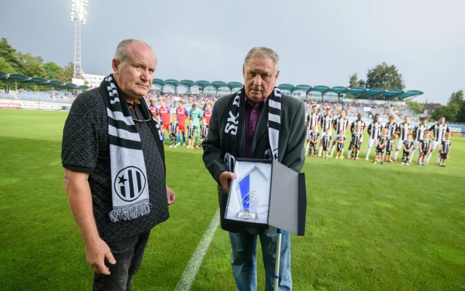 Vedení Dynama kritizují i legendy klubu. Otevřeným dopisem vyzvali k prodeji klubu