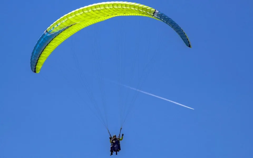 U Strakonic se zřítila mladá paraglidistka, utrpěla zranění hlavy