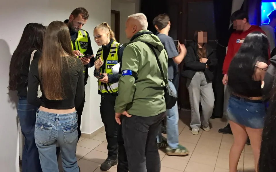 Policejní zátah na diskotéce. Odhalili opilé děti i řidiče