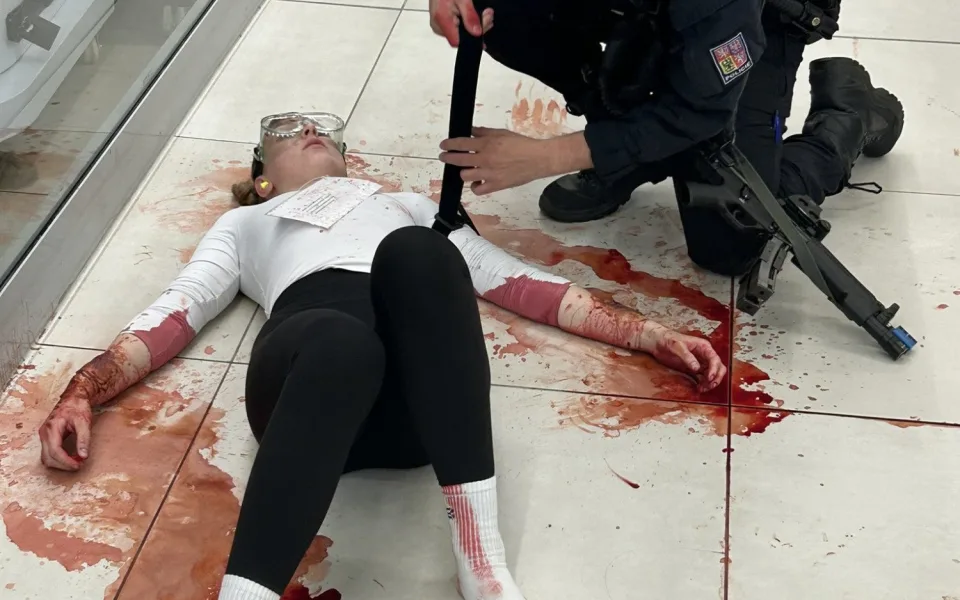 FOTO: Umělá krev a zásah proti útočníkovi. Policie i záchranáři trénovali u Mercury