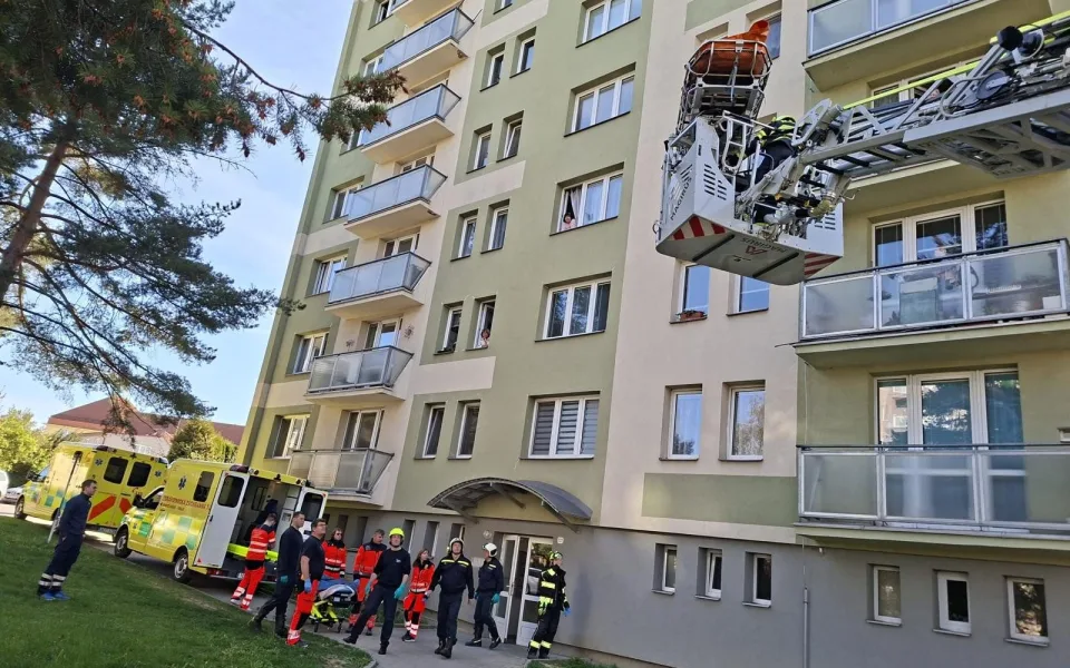 Po schodech to nešlo, tak ho vzali oknem. Pacienta snesli hasiči za pomoci žebříku