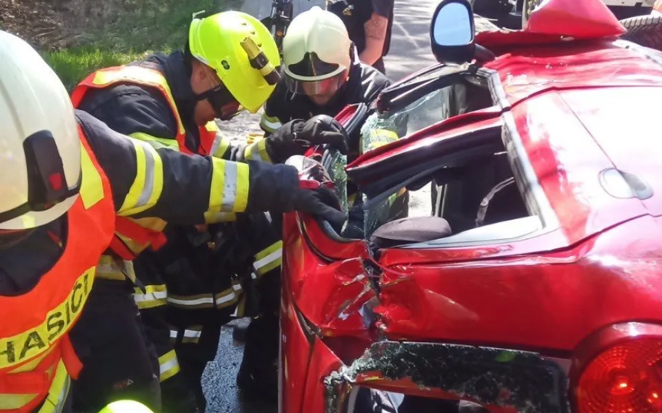 V Loučovicích havarovalo auto, záchranáři resuscitovali devadesátiletou ženu