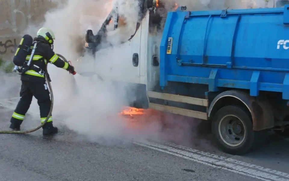 V Budějovicích na Strakonické hoří popelářské auto, hašení komplikuje dopravu