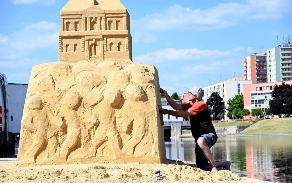 Písecká náplavka se promění v galerii. Pískové sochy připomenou historii města