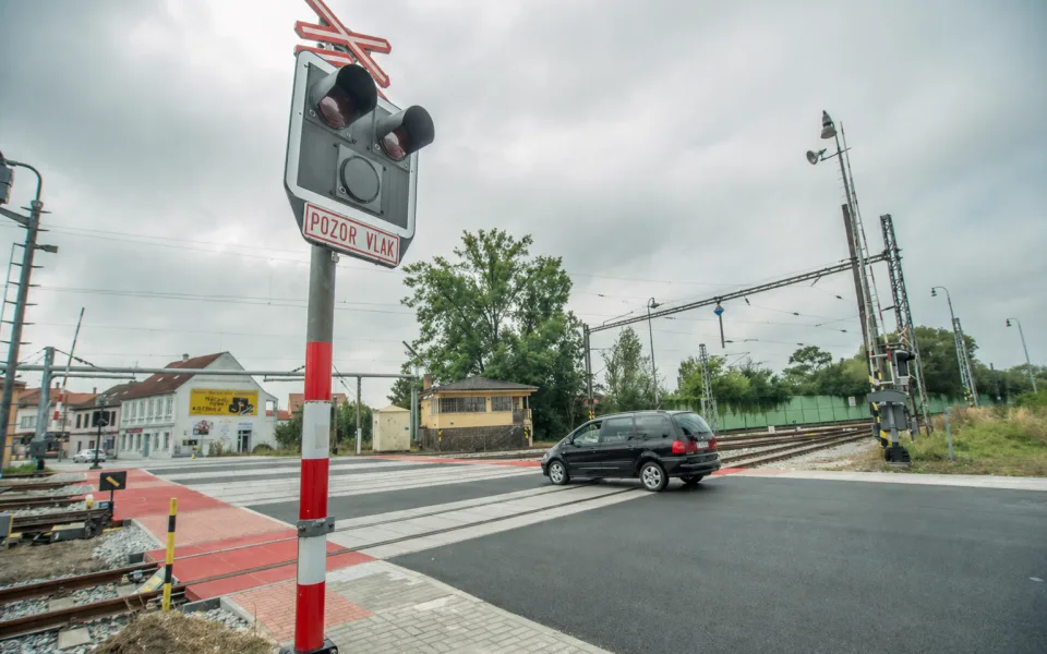 Řidiče čekají týdny komplikací. Opravy železnice uzavřou desítky přejezdů
