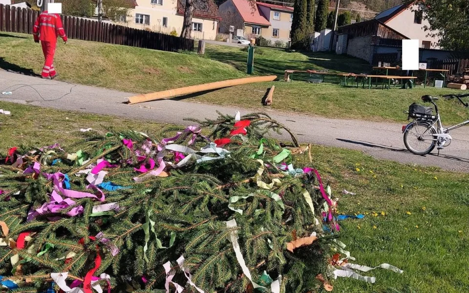 Místo oslav obec bez proudu. Podříznutá májka spadla na vedení, policie hledá viníka
