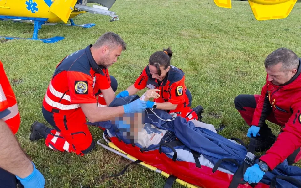 Auto ve Strakonicích srazilo ženu, do nemocnice ji transportoval vrtulník