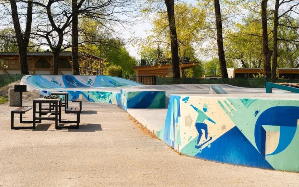 Barvy místo betonové šedi. Skatepark v budějcké Stromovce zdobí graffiti