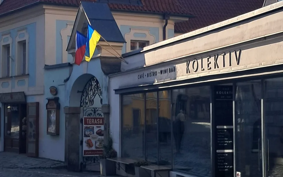 Ukrajinská vlajka na kavárně vydržela jen pár hodin. Správci vadil zásah do fasády