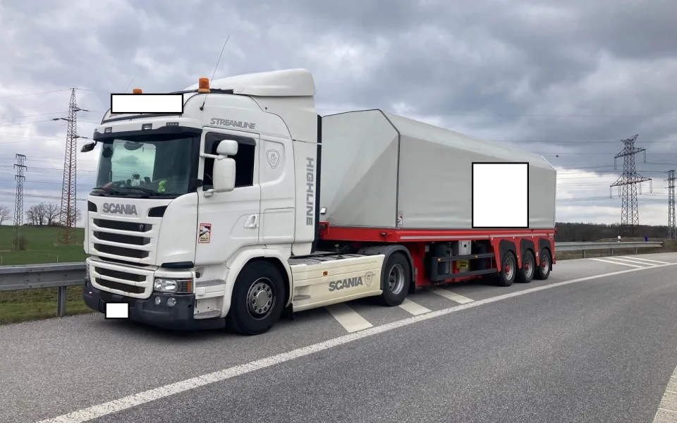 Řidič kamionu jel 1200 kilometrů bez karty v tachografu. Policie ho dopadla na D3