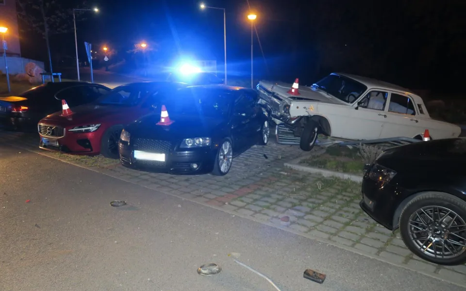 Divoká noční jízda v Kaplici. Opilého řidiče Volhy zastavila až zaparkovaná auta