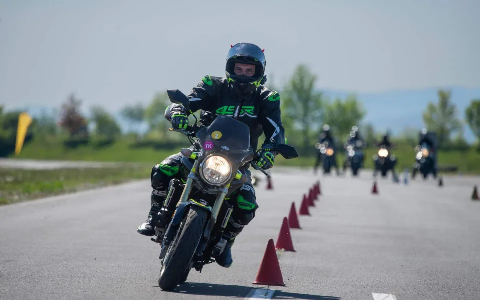 Motorkáři chtějí víc než teorii. Rozhoduje praxe a reálný zážitek.
