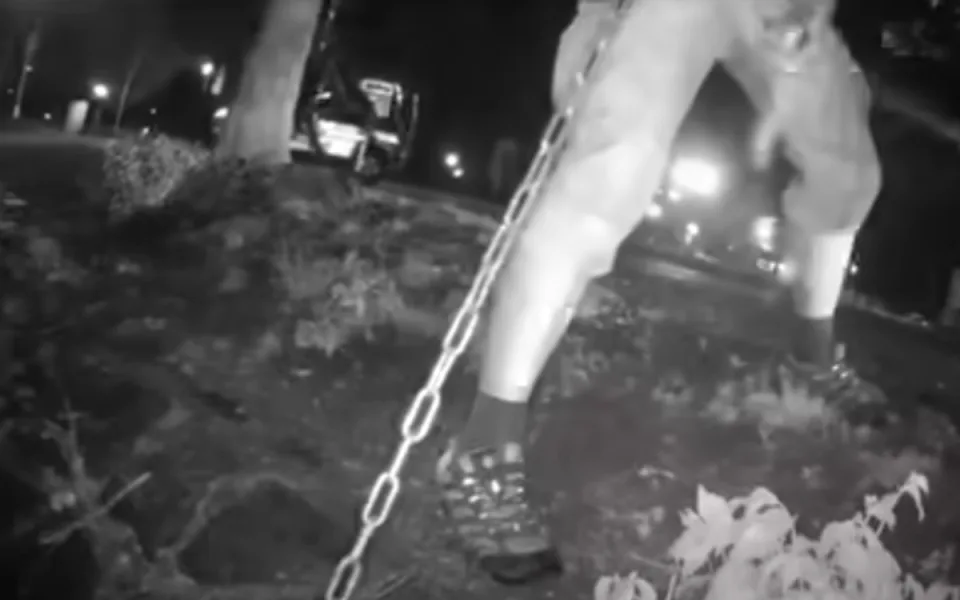 Noční drama u řeky. Opilec spadl ze srázu, policisté ho z vody tahali na lanech