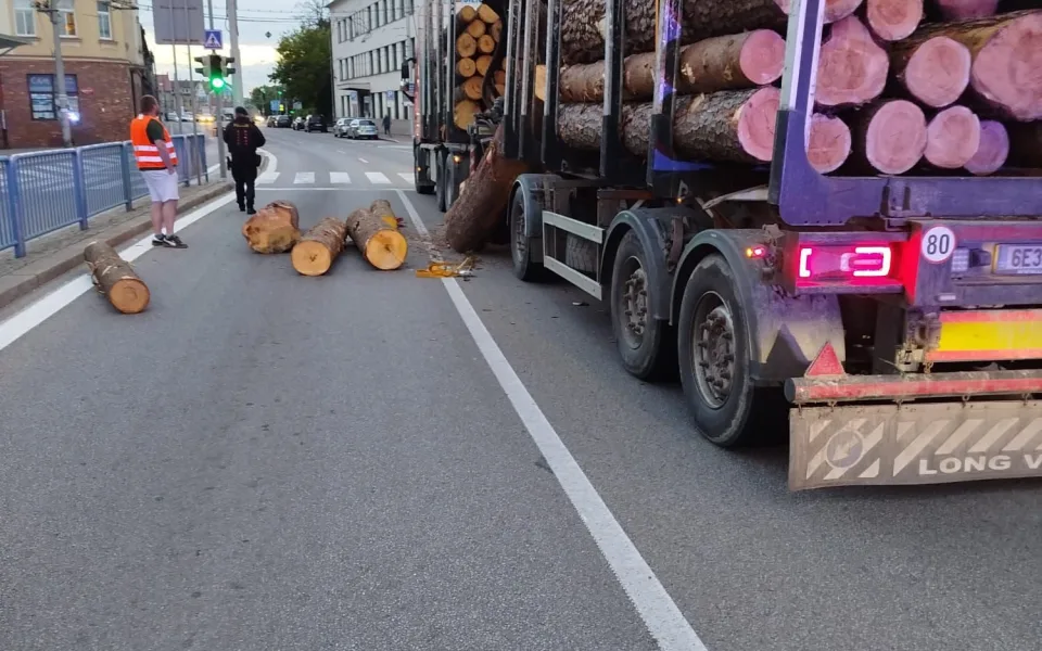 Nebezpečná nehoda v Budějcích. Kamionu se vysypaly klády přímo na vozovku