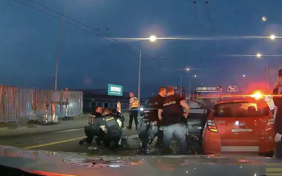 Opilý řidič ujížděl centrem Budějovic. Honičku ukončila nehoda s policistou v civilu