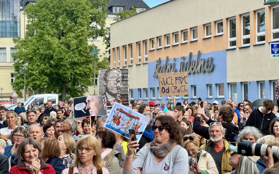 Budějcemi prošly stovky demonstrantů. Podpořily nezávislost veřejnoprávních médií