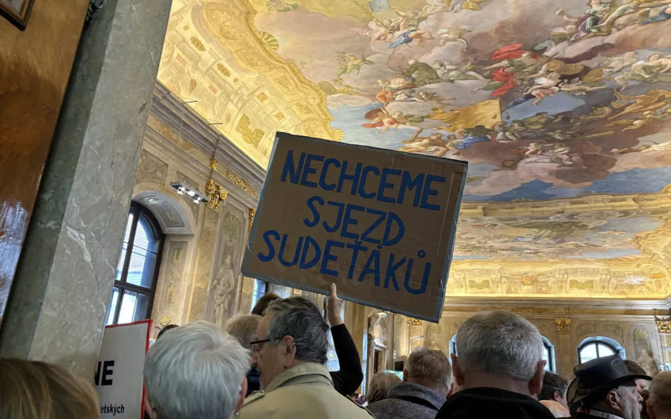 Foto z protestu na brněnském zastupitelstvu.