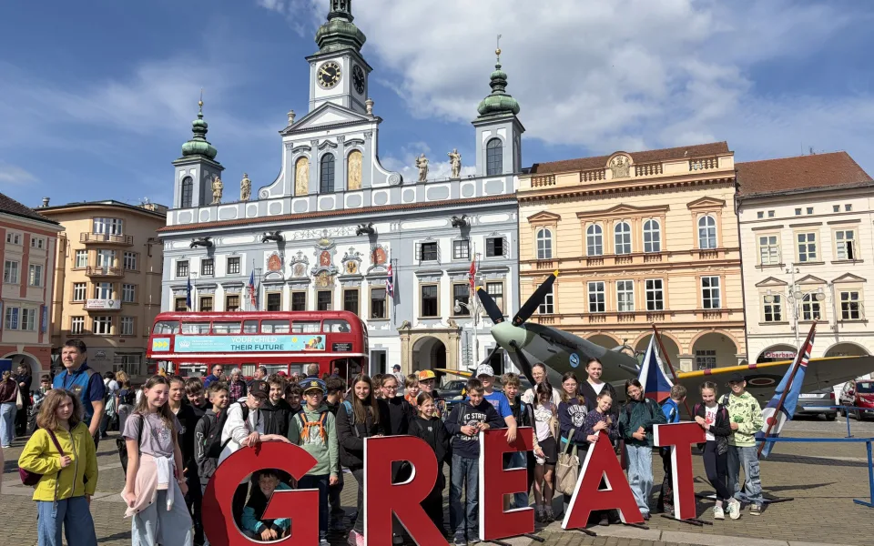 Doubledecker, Spitfire i čaj s mlékem. Budějce zaplnilo britské velvyslanectví