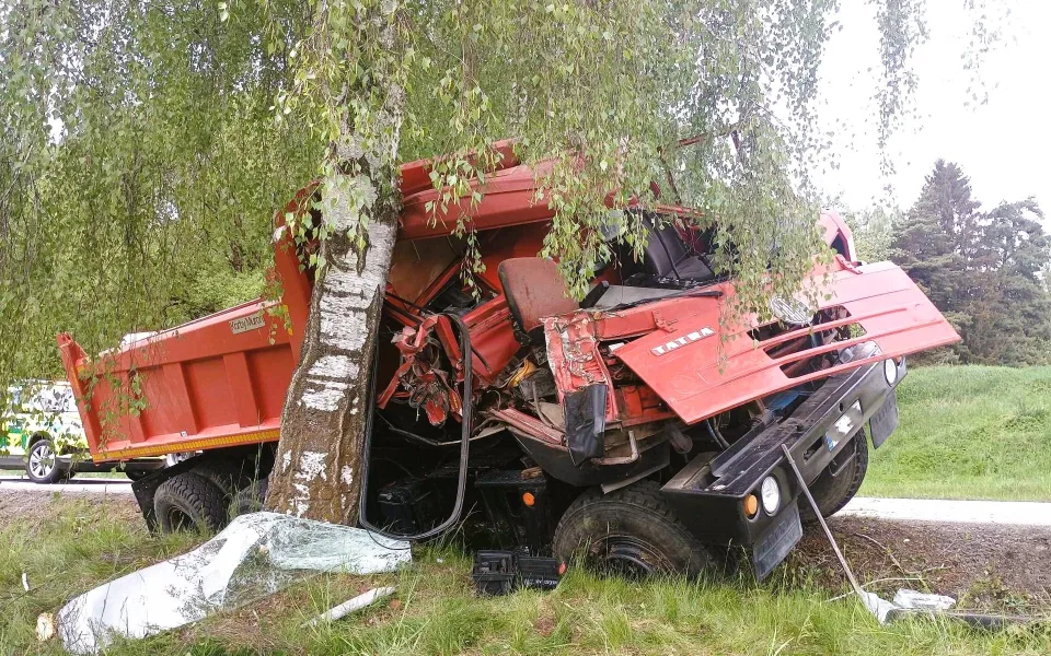 Požár balíků slámy i únik 2000 litrů hnojiva. Hasiči měli perný den