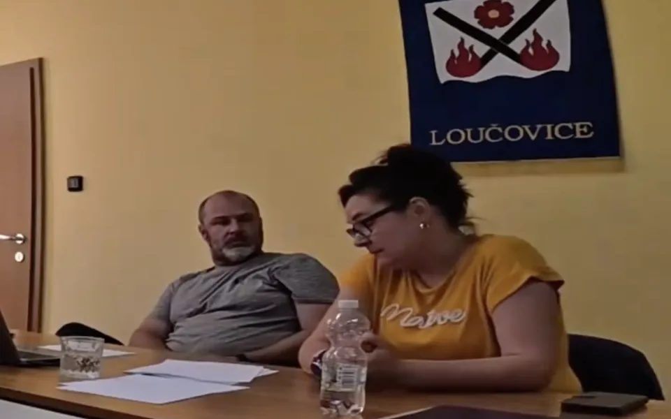 Loučovice počítali s prodejem pozemků za miliony, teď žije obec z ruky do huby