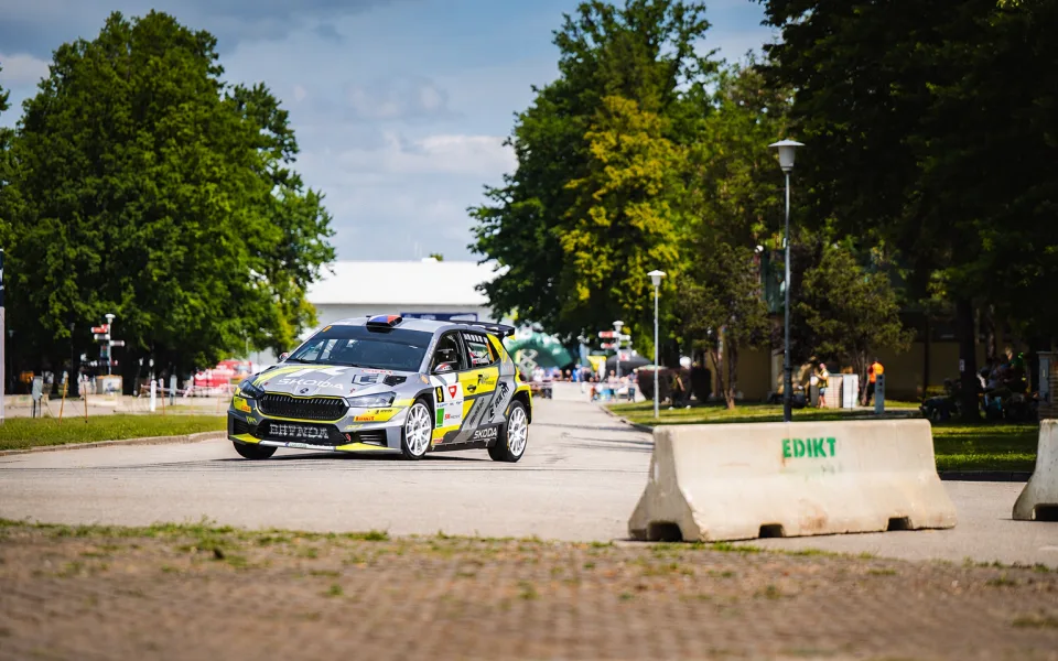 První etapa Rallye Český Krumlov nabídla napínavý souboj. První trojici dělí čtyři sekundy