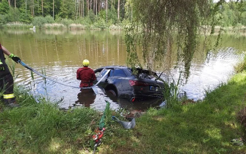 Řidič audi nezvládl řízení a skončil v rybníce, téměř 20 metrů od břehu
