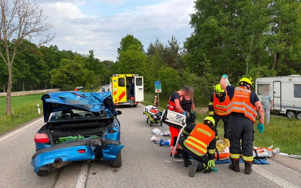 U Sedlice se srazil motocykl s autem. Pro těžce zraněného muže letěl vrtulník