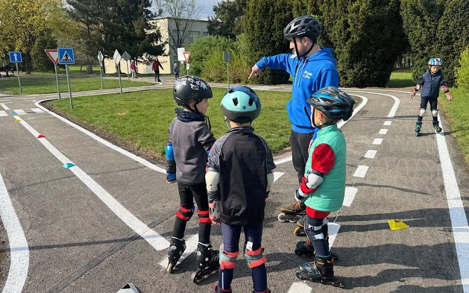 Výuka inline bruslení dětí.