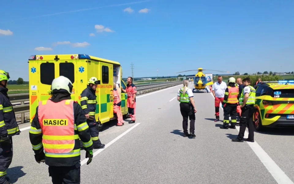Nehoda auta a nákladního vozu uzavřela D3 na Prahu, na místě zasahuje vrtulník