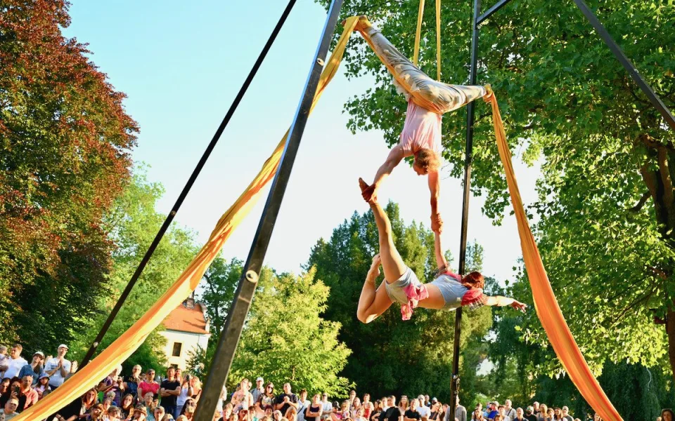 Festival Cirkusové meandry promění Český Krumlov v živou novocirkusovou scénu