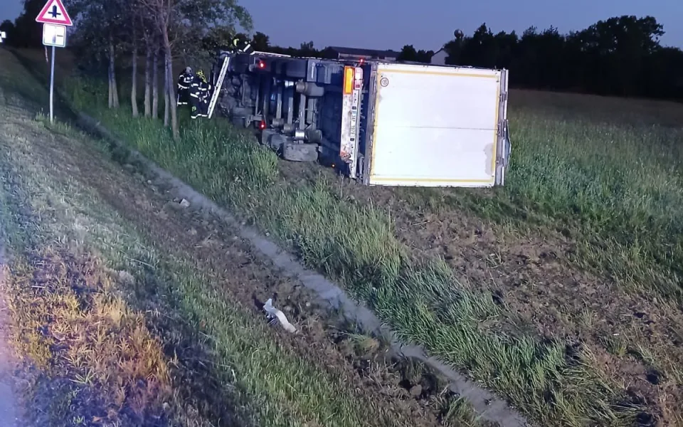 Po ranní nehodě na Jindřichohradecku skončil kamion na boku ve strouze