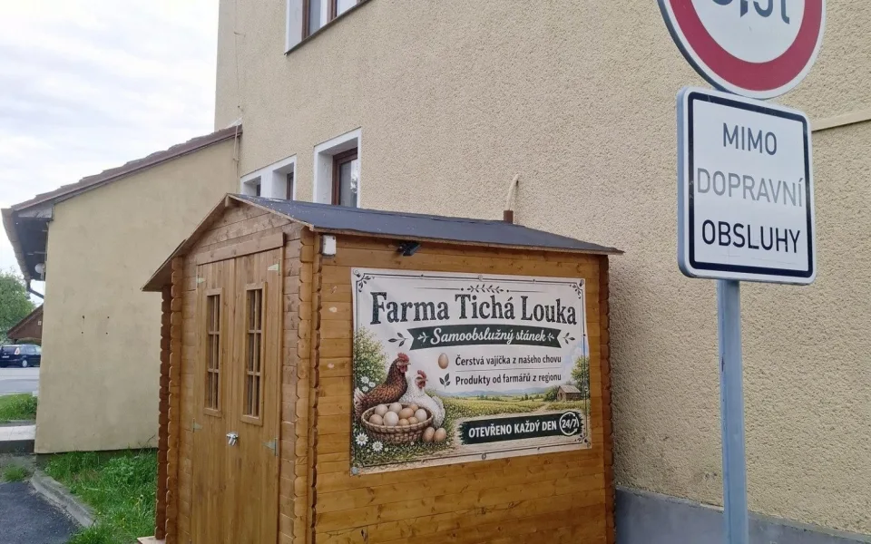 Ze samoobslužného stánku mizely paštiky a buřty. Zloději se ozvali po zveřejnění fotek