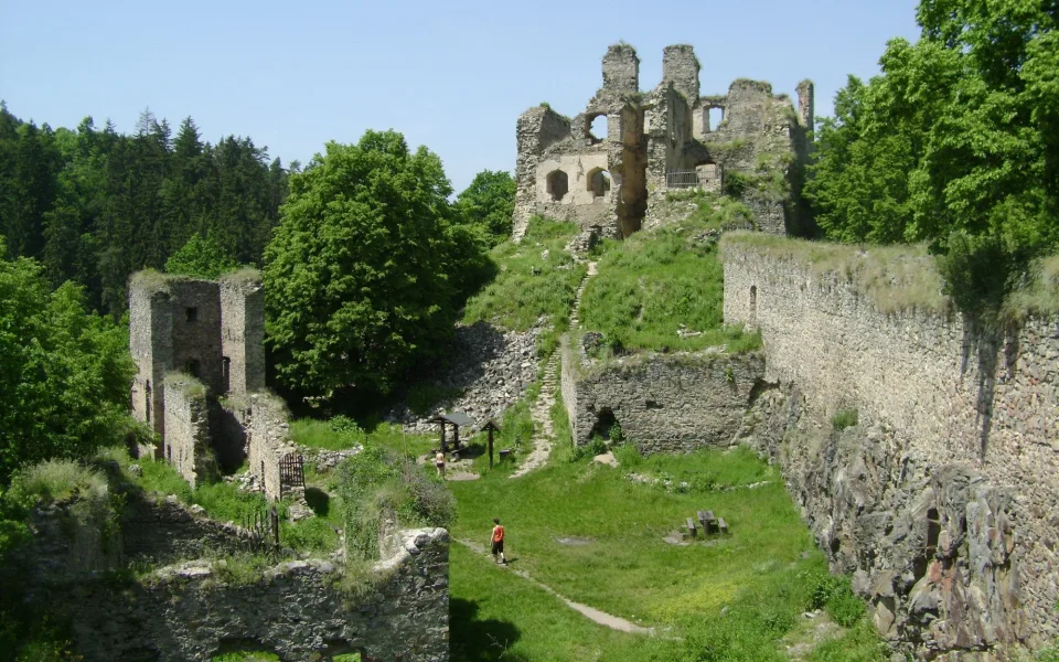 Přírodní rezervace Dívčí kámen na Českokrumlovsku se rozšířila na 24 hektarů