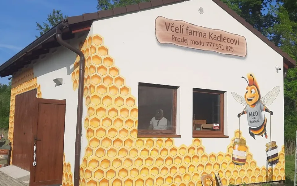 Zloděj řádil u včelího domečku. Kamera zachytila muže, který se vracel pro včelíny