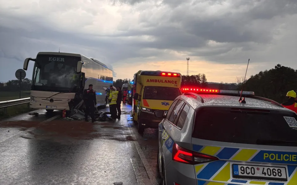 U Boršova se srazil autobus a auto, na místě je více než deset zraněných