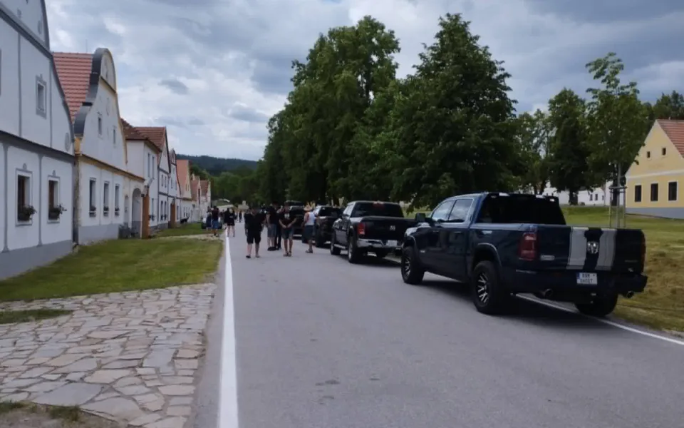 Kolona pickupů obsadila náves památkové zóny. Incident v Holašovicích řeší policie