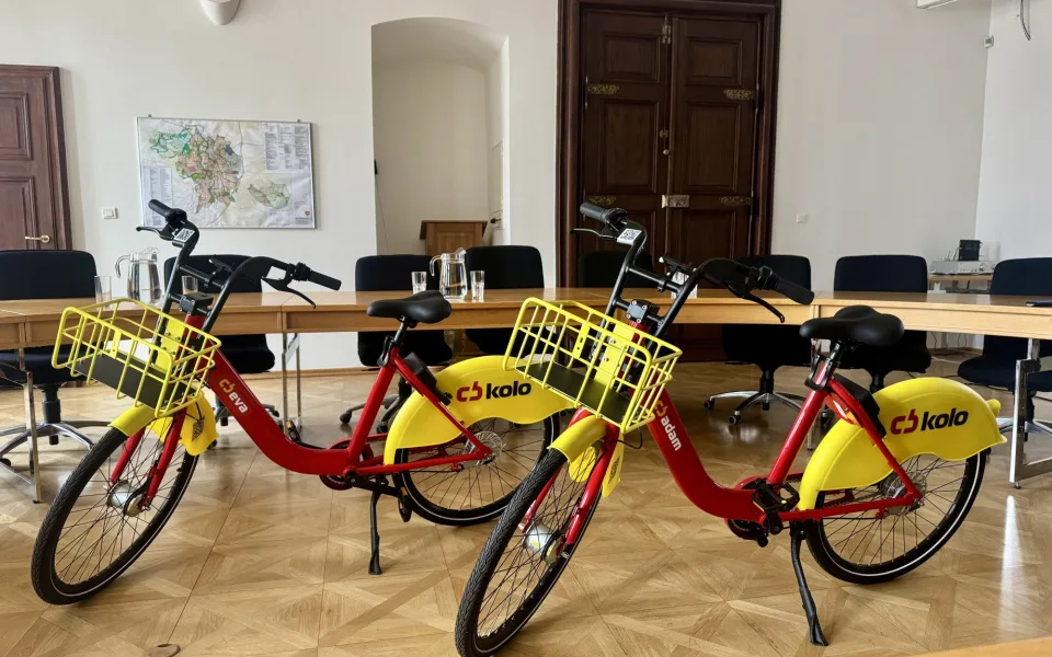 Růžovou střídá žlutočervená. Do budějovických ulic míří 200 nových sdílených kol