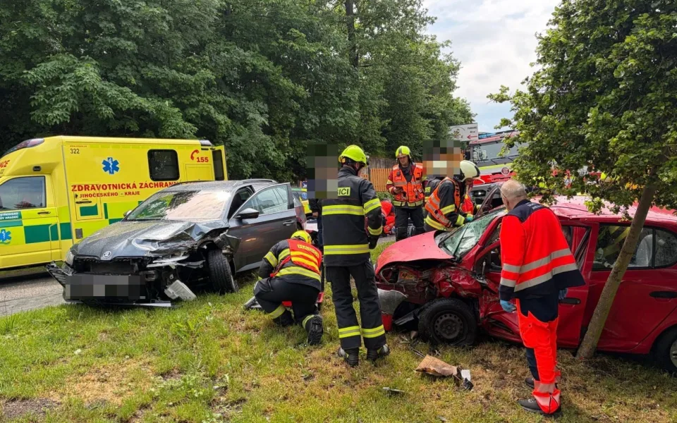 V Chlumu u Třeboně se čelně srazila dvě osobní auta, při nehodě se zranilo šest lidí